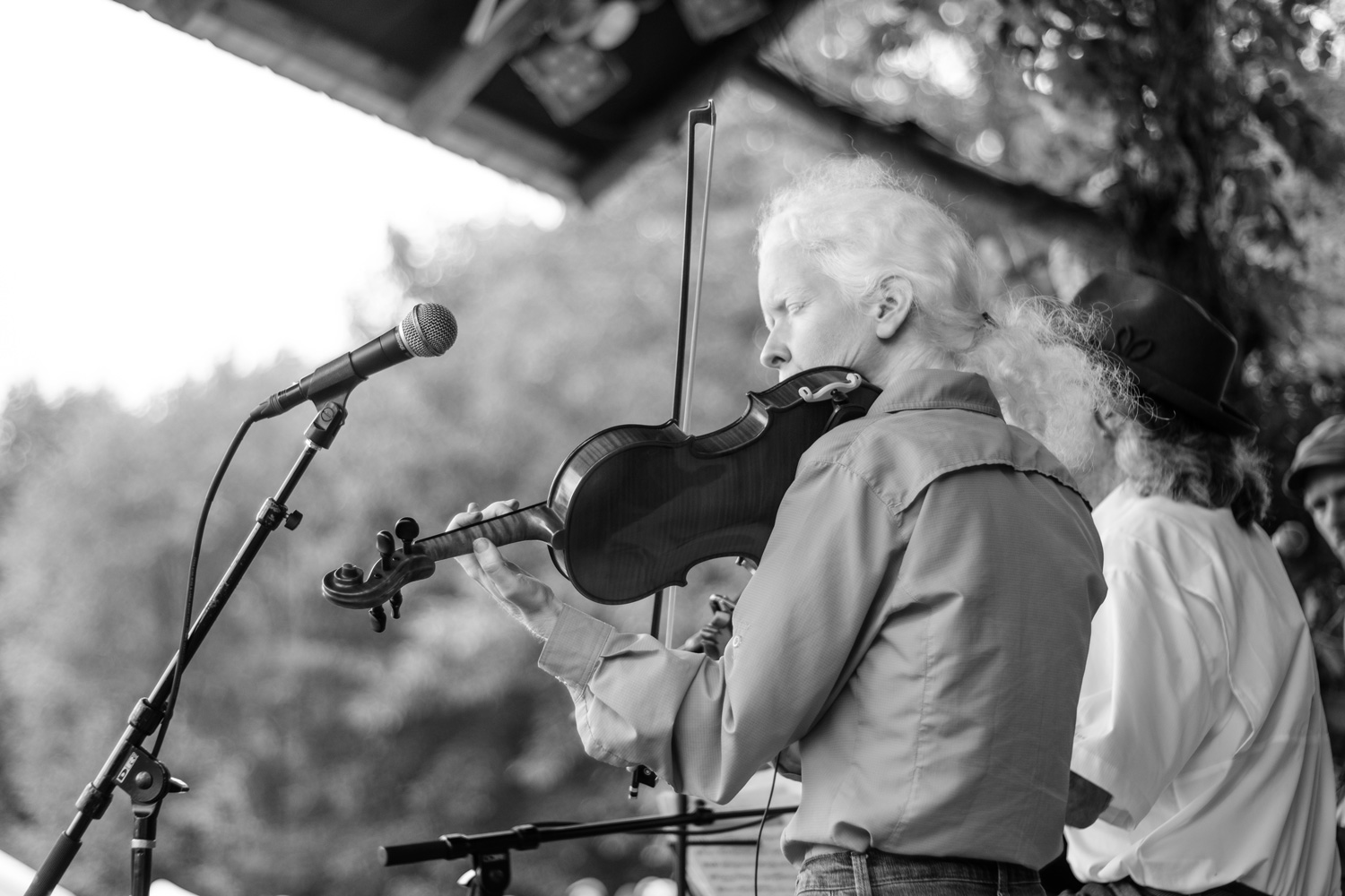 Vint and Mathilda performing live